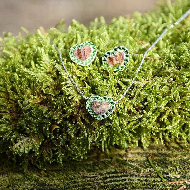 šperk z lesa - náušnice srdíčka se smrkově zelenými kamínky - Art&Nature